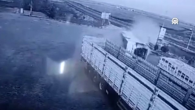 Yolcu otobüsü benzinliğe devrildi: Ölü ve yaralılar var