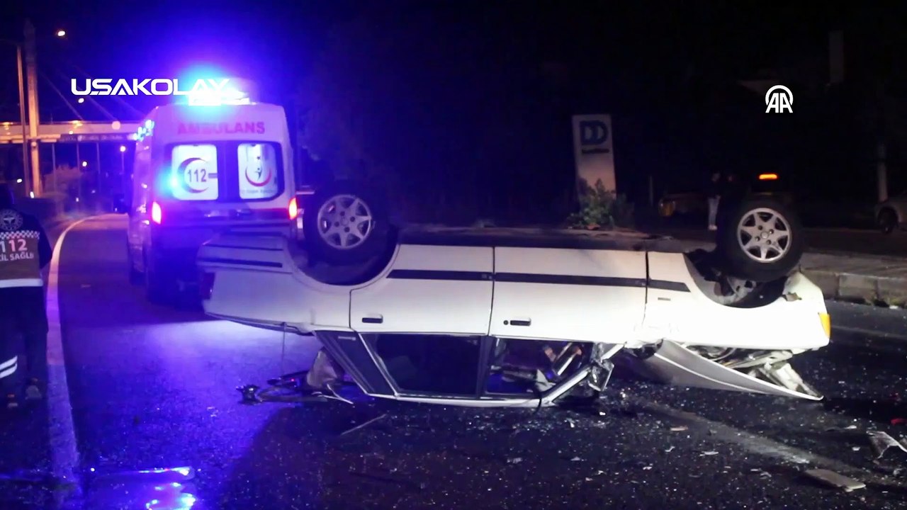 Uşak'ta iki otomobil çarpıştı 1'i ağır 3 kişi yaralandı