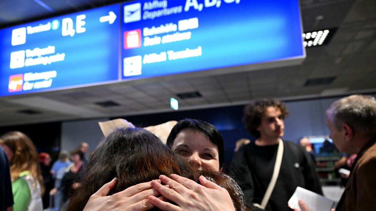 'Total erleichtert': Erste Sonderflüge bringen Deutsche aus Israel nach Hause