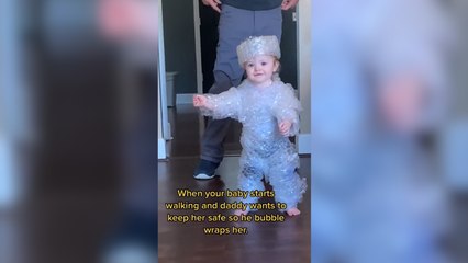 Yürümeye yeni başlayan çocuğunu korumak için patpat ile saran baba viral oldu