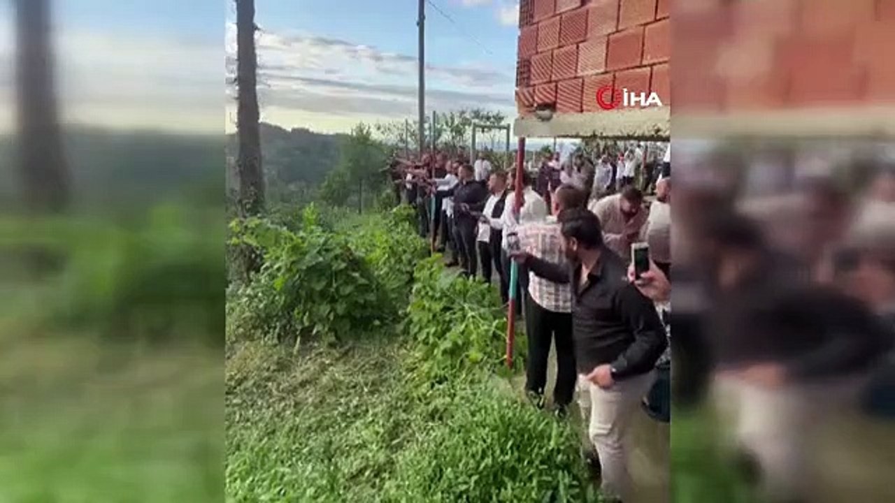 Ils se sont alignés côte à côte et ont tiré avec leurs armes l'un après l'autre comme ceci