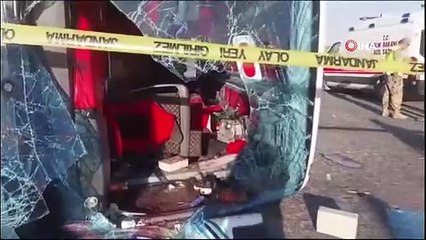 Un bus de passagers est entré en collision avec une voiture et s'est renversé : 2 morts, 25 blessés