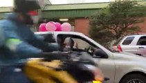 Mujer junto a su familia celebra en plena calle que venció el cáncer