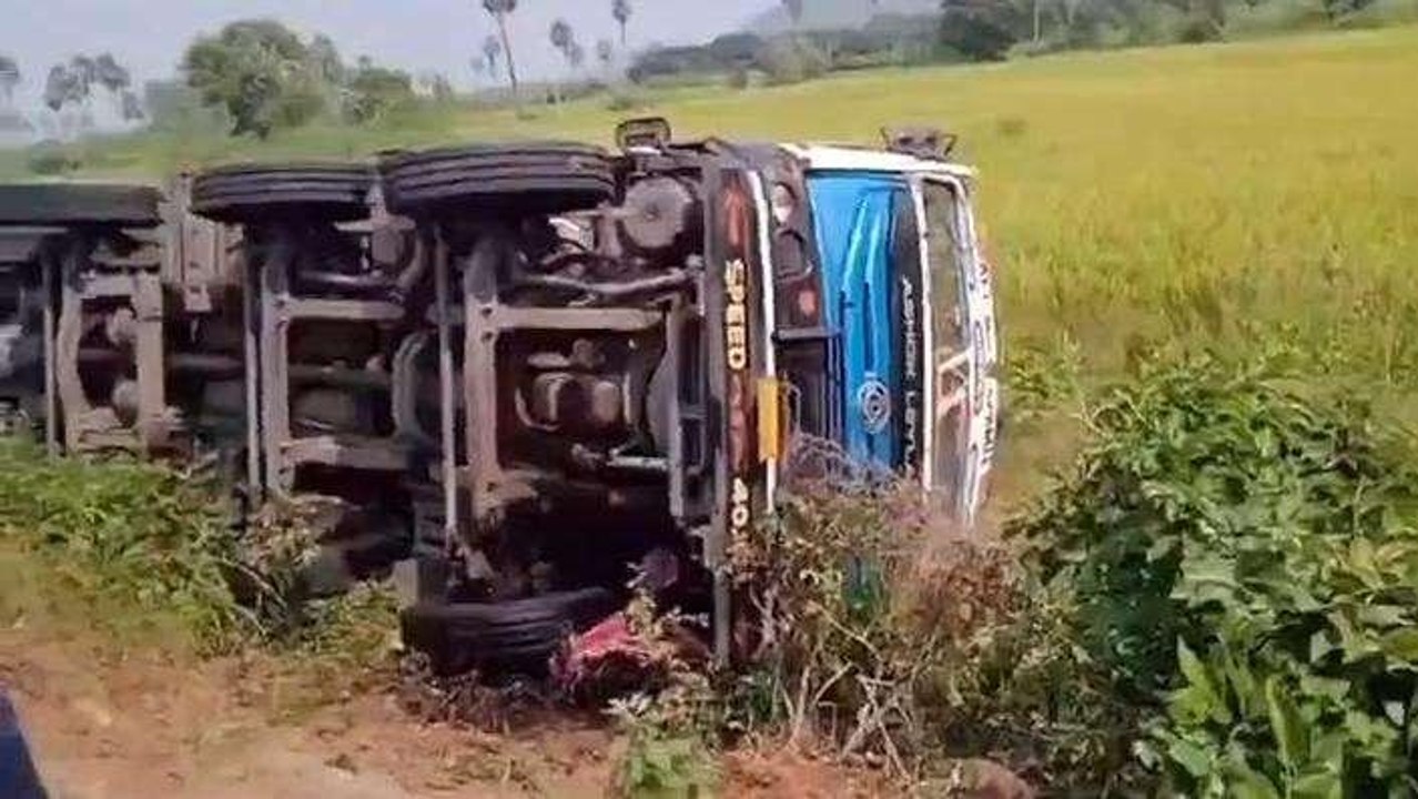 జగిత్యాల: అదుపు తప్పి బోల్తా పడిన కెమికల్ ట్యాంకర్.. ఒకరు మృతి