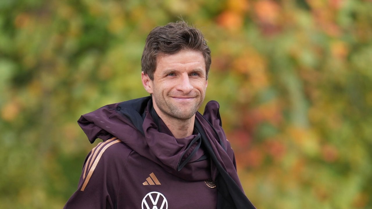Thomas Müller bietet sich als Linksverteidiger an
