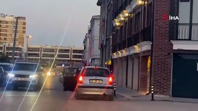 Trafikte kapısı açık seyreden sürücü pes dedirtti