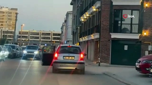 Eskişehir'de Kapısı Açık Yolculuk Yapan Sürücü Kazaya Davetiye Çıkardı