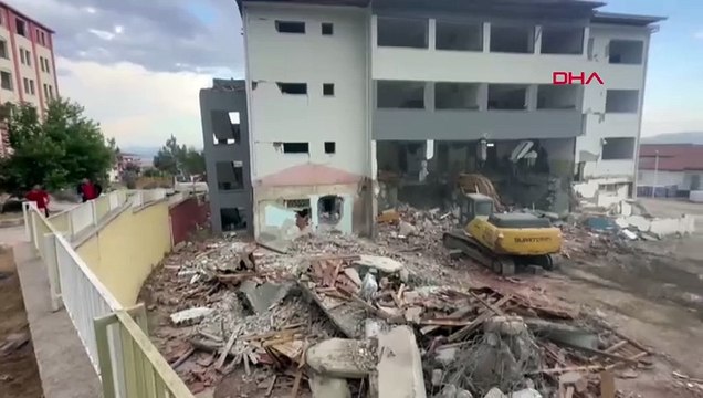 Gaziantep'teki okul binası yıkım sırasında çöktü