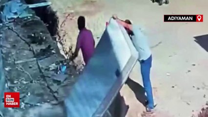 Adıyaman'da ev eşyası taşırken alt yapı çukuruna düştü