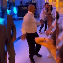 Düğünde renkli görüntü! Dünürlerin karşılıklı dansı izleyenleri gülümsetti