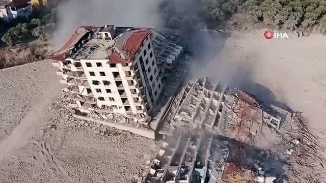 4 bâtiments détruits par la dynamite après le tremblement de terre à Hatay ont été reflétés sur la caméra du drone