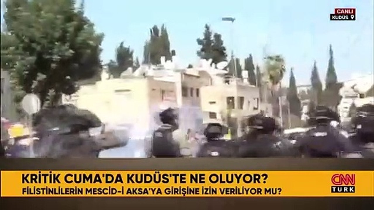 La police israélienne a lancé des bombes lacrymogènes sur des musulmans qui voulaient prier dans la mosquée Al-Aqsa