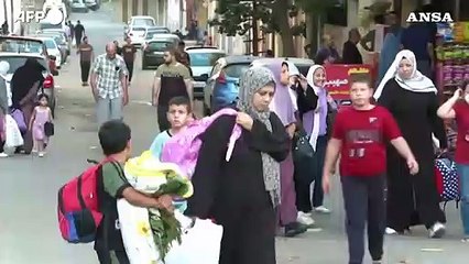 Israele ordina l'evacuazione, famiglie in marcia da Gaza City