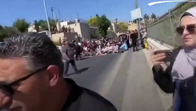 Premières images de la dure intervention contre les musulmans à la porte de la mosquée al-Aqsa