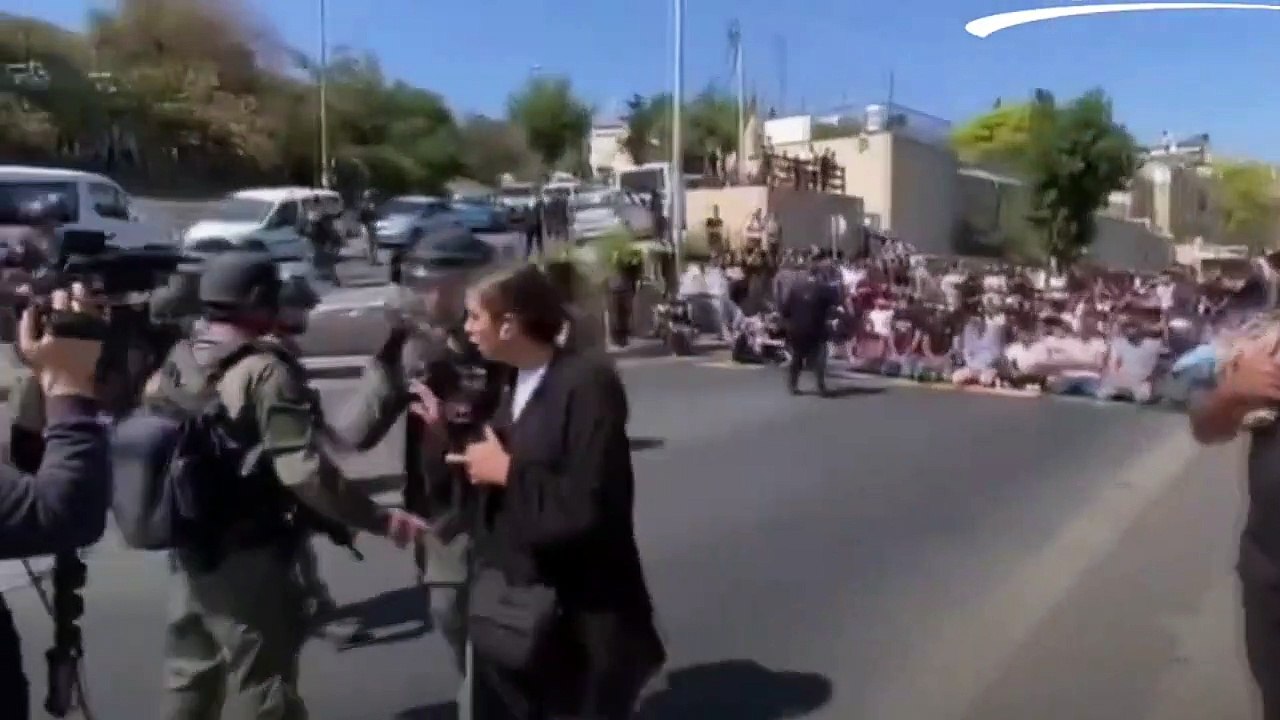 Premières images de la dure intervention contre les musulmans à la porte de la mosquée al-Aqsa