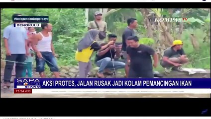 Viral, Aksi Protes Warga Bengkulu Mancing Ikan Lele di Kubangan Jalan Rusak