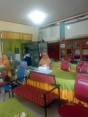 Dasi dan gincu versi ibu guru sd