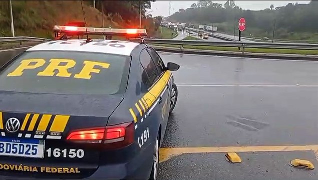 BR-376, entre Paraná e Santa Catarina, é liberada após bloqueio; vídeo