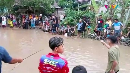 Rombongan Pejabat Lintasi Jalan Rusak Saat Warga Protes