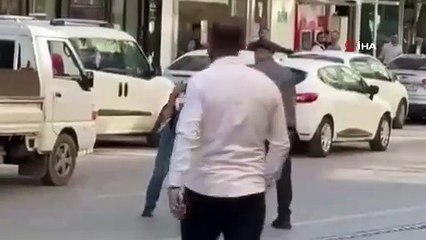 Cadde ortasında silahla tehditler savurdu! Böyle gözaltına alındı