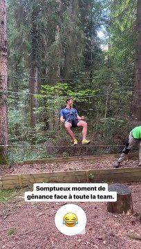 Lors d'une journée accrobranche, il s'est retrouvé coincé au beau milieu d'une tyrolienne. Pour ne rien arranger, le harnais qui le portait comprimait en même temps ses parties intimes.