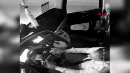 Yolcu direksiyona atladı, otobüsü uçuruma kırdı