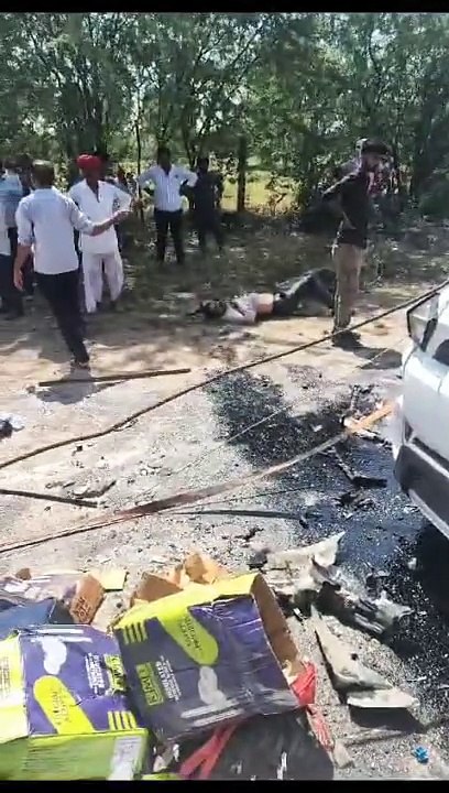 पत्थर से भरे ट्रक में घुसी कार के परखच्चे उड़े, व्यवसायी व मैनेजर की मौत