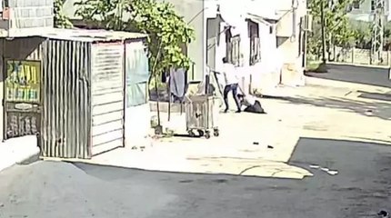 Adana'da torun dehşeti kamerada: Babaanne ve dedesini kürekle dövdü, yaşlı kadını yerlerde sürükledi