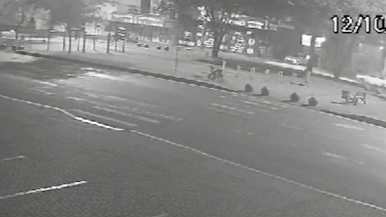 Câmera registra colisão de carro contra poste às margens da BR-467