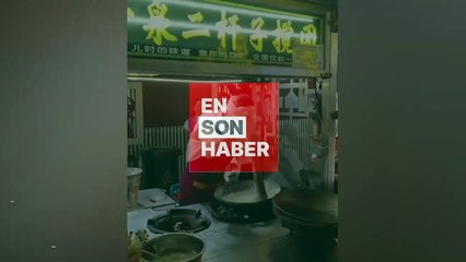 Agresif bir şekilde yemek yapan aşçı