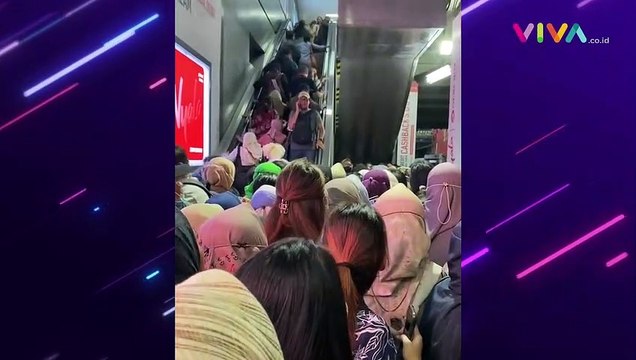 Potret Penumpang KRL Membludak di Stasiun Sudirman