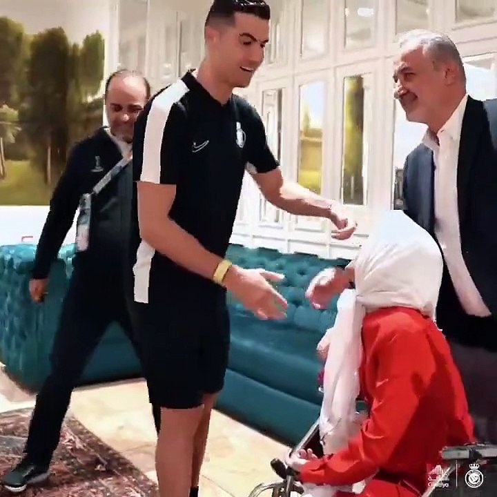 Cristiano Ronaldo fue condenado a 99 latigazos por “adulterio” en Irán: había abrazado a una artista