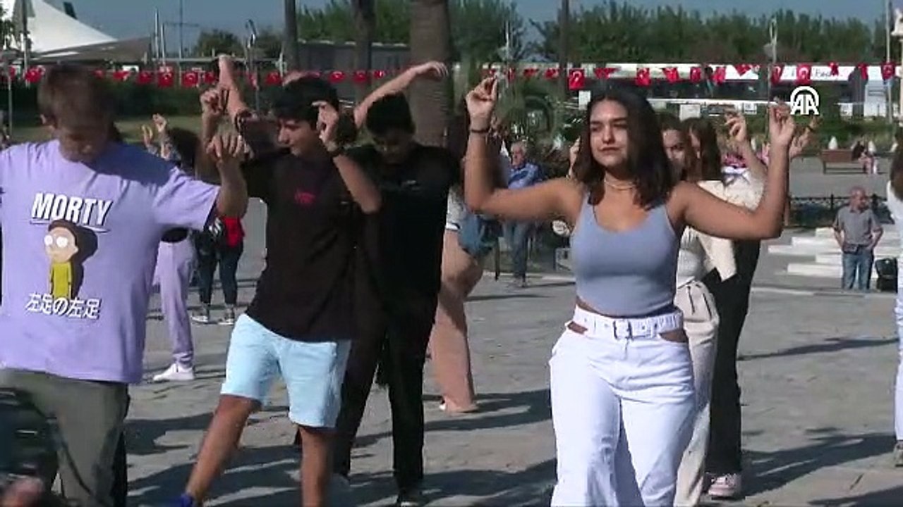 Cumhuriyetin 100. Yıl kutlamaları kapsamında "Yüz Zeybek" etkinliği