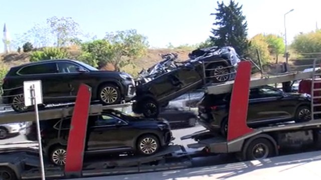 4 adet TOGG yüklü olan TIR üst geçide takıldı: 3 araçta hasar oluştu