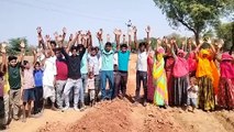 दौसा. विद्यालय की चारदीवारी के बीच से सड़क निर्माण का विरोध, ग्रामीणों ने किया प्रदर्शन