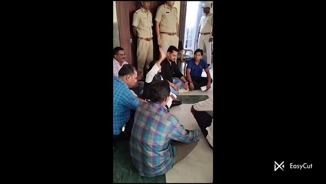 विरोध में पार्षदों ने आयुक्त कार्यालय के बाहर दिया धरना