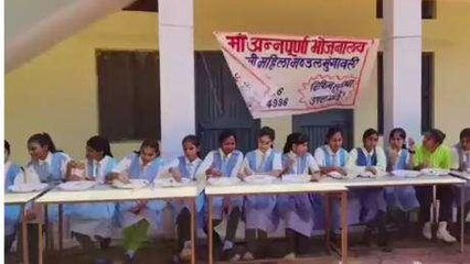 अशोकनगर: मां अन्नपूर्णा भोजनालय द्वारा छात्र छात्राओं को कराया भोजन