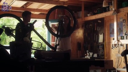 شاب يرث درع خارق من والده المتوفي الذى تبين انه فضائي الأصل