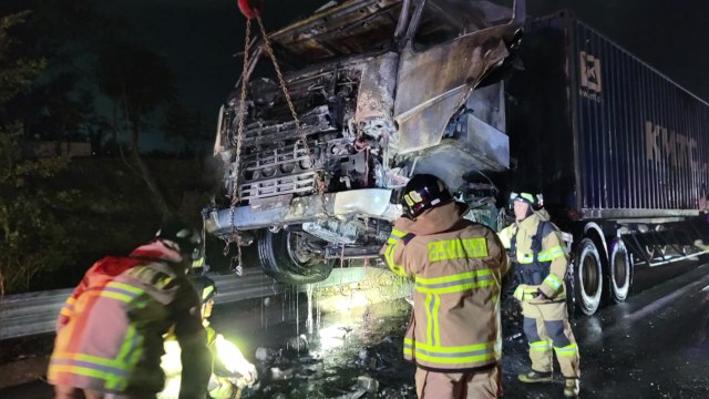 경부고속도로 달리던 25t 트레일러 화재...차량 전소 / YTN