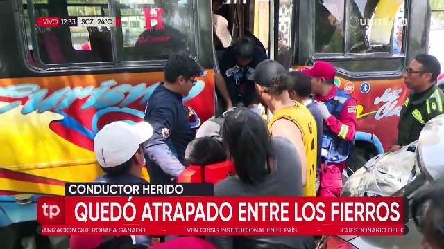 Micro arrolla a un motociclista y atraviesa un muro en la avenida Villazón, hay dos heridos