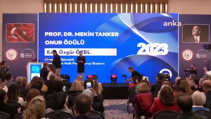 Association turque des pharmaciens, professeur à Özgür Özel. Dr. Prix ​​d'honneur du pétrolier Mekin