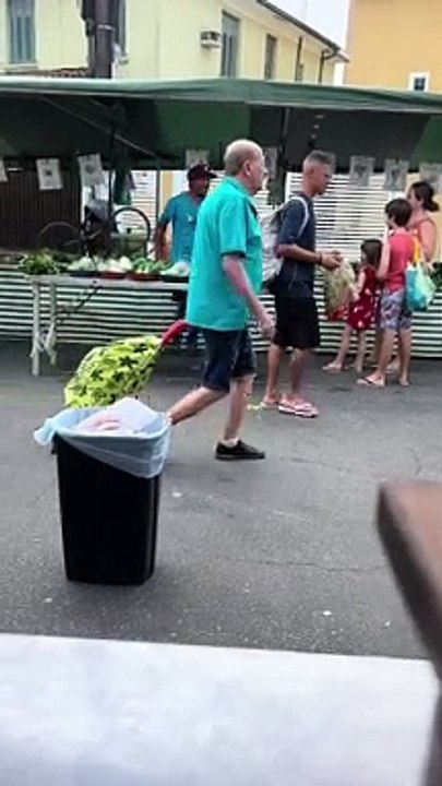 Feirante que se tornou viral com "paródia" de Bruno Mars é identificado por vídeo e reencontra a irmã