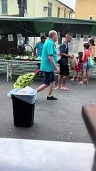 Feirante que se tornou viral com "paródia" de Bruno Mars é identificado por vídeo e reencontra a irmã