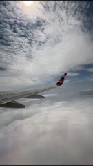 Un moteur d’avion explose en plein vol