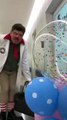 Palhaço Dr. Carlito encanta crianças com seus truques mágicos no Hospital Cemil