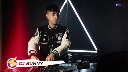 Buena música con DJ Bunny!