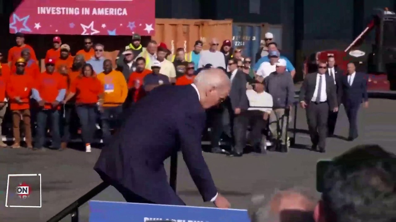 Joe Biden, Philadelphia'da sahneye çıkarken neredeyse düşüyordu