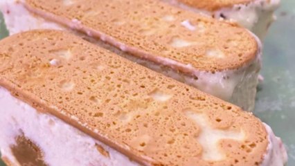 下载视频: Ingredientes Gelado de creme com doce de leite 1 caixa ou 200 gramas de creme de leite gelado Meia xícara de chá ou 165 gramas de leite condensado gelado 13 biscoitos maisena Meia xícara de chá ou 140 gramas de doce de leite Um quarto de xícara de chá de