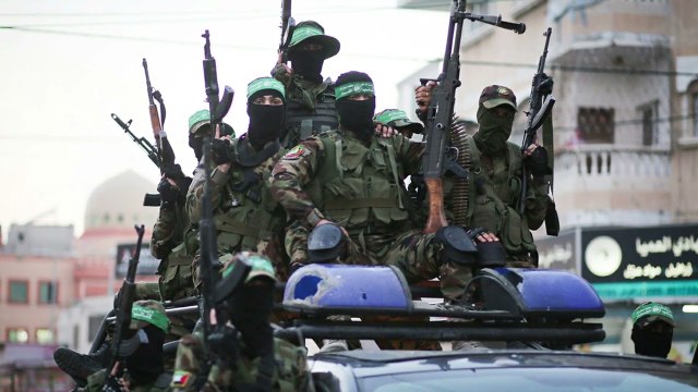 Thousands of Jordanians march to Israel's borders, threatening to join Hamas