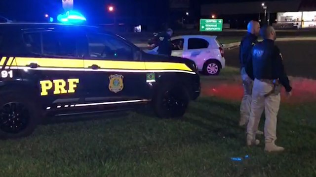 PRF realiza operação de fiscalização de trânsito no Trevo do Guarujá